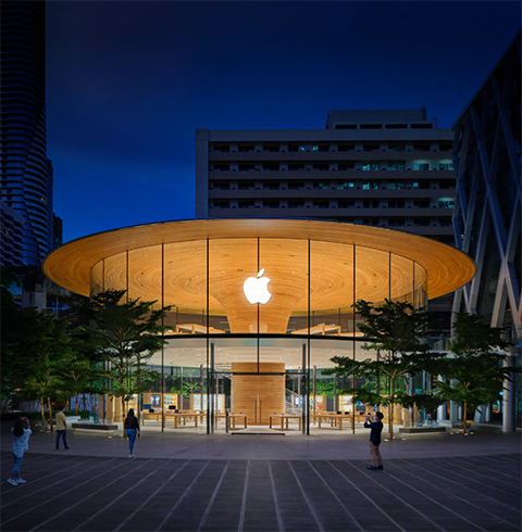 Außenansicht eines Apple Stores bei Nacht.