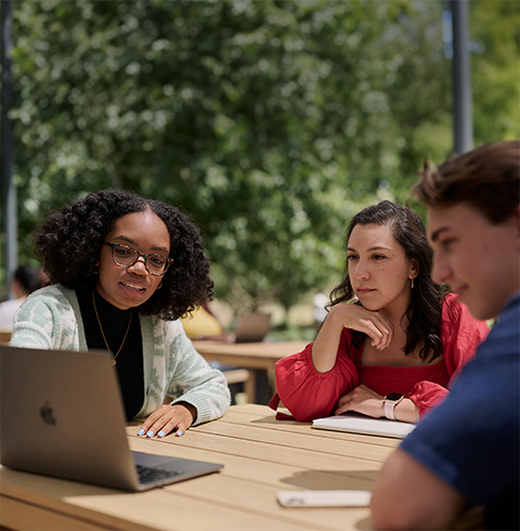 Eine kleine Gruppe von Apple Praktikant:innen arbeitet im Caffè Macs.