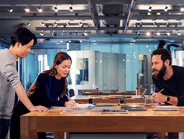 Ein Apple Design Team arbeitet gemeinsam im Studio an einem Projekt.
