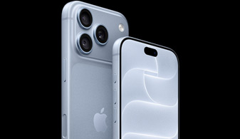 Musta iPhone 18 Pro, edestä kuvattuna, näkyvissä kaksi henkilöä kasvojenseurantaominaisuudella, esittelyssä Center stage ‑etukameraominaisuus