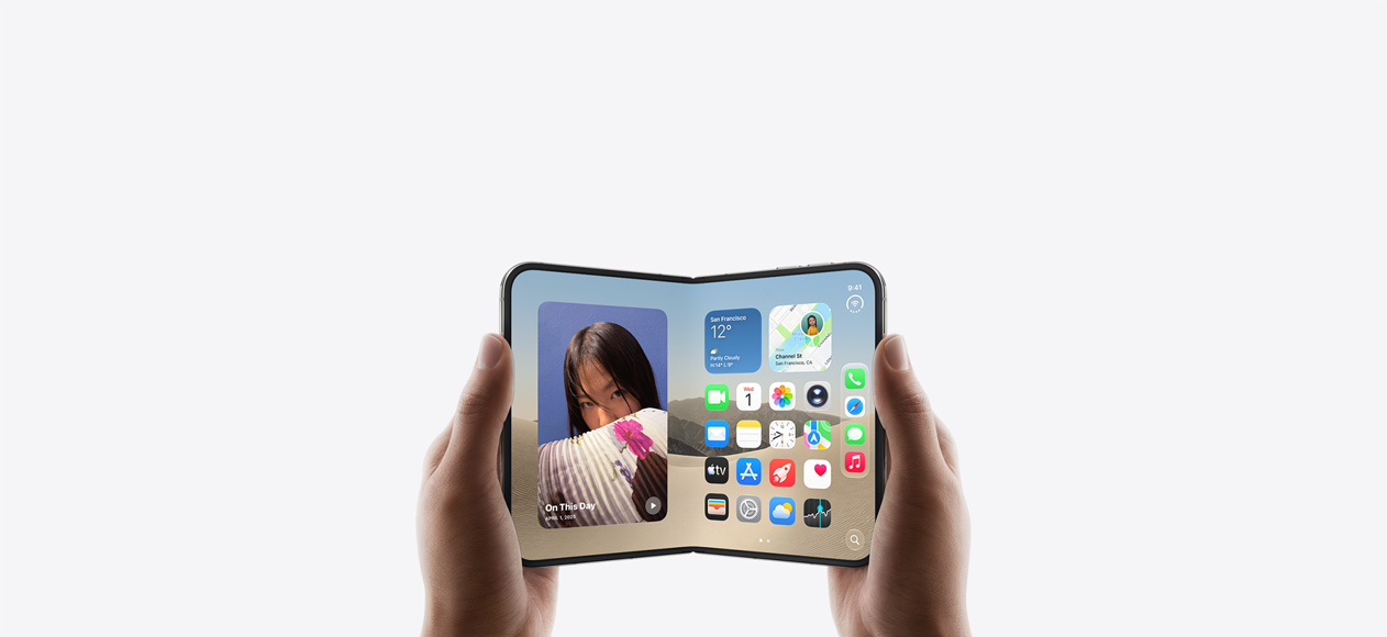 جهاز iPhone Duo، يدان تحملان الجهاز في الوضع الأفقي، مفتوح، الشاشة الداخلية تعرض الشاشة الرئيسية