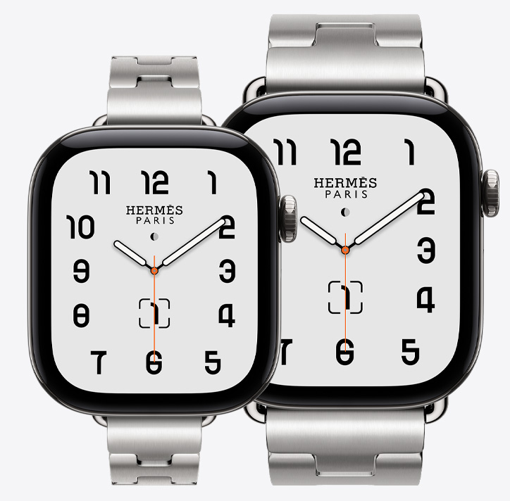 Apple Watch Hermès Series 12, modèles présentés en 42 et 46 mm, cadran analogique classique (aiguilles des heures, des minutes et des secondes, complications : calendrier lunaire, date), boîtier en titane, argent, modèle 42 mm associé au bracelet Grand H Fin, satiné, modèle 46 mm associé au bracelet Grand H, satiné