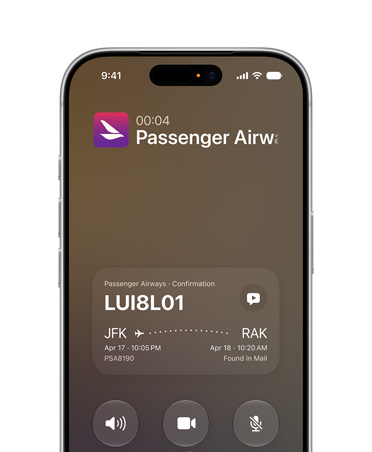 iPhone 17 Pro, color argento, che mostra la funzione Contesto chiamata di Siri AI. Sul display i dettagli di conferma di una prenotazione aerea durante una telefonata.